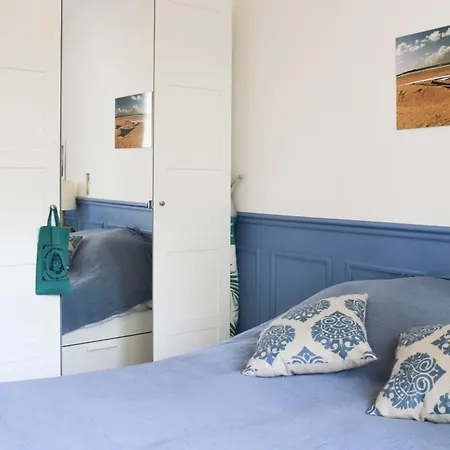 Appartamento Spacious Family Nest Facing Square Des épinette Parigi