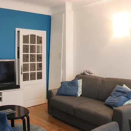 Spacious Family Nest Facing Square Des épinette Appartamento