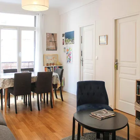 Spacious Family Nest Facing Square Des épinette *