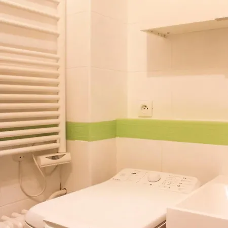 Spacious Family Nest Facing Square Des épinette * Parigi