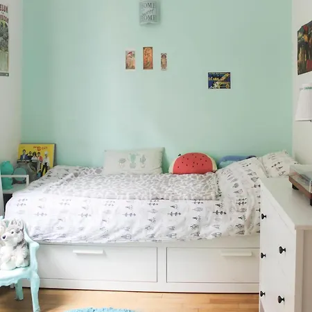 Spacious Family Nest Facing Square Des épinette Appartamento