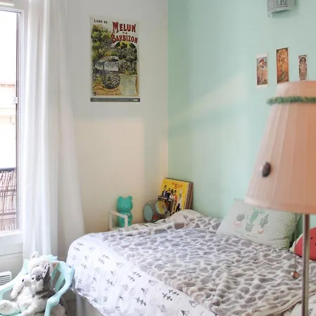 Spacious Family Nest Facing Square Des épinette *