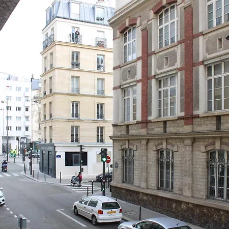 Spacious Family Nest Facing Square Des épinette Appartamento *