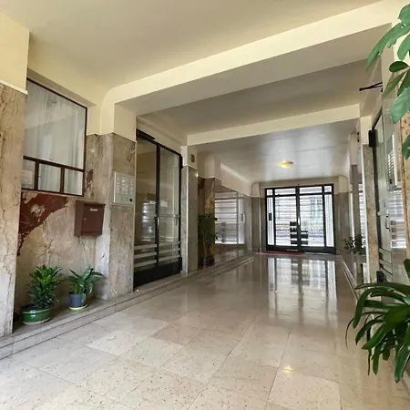 Spacious Family Nest Facing Square Des épinette Appartamento Parigi