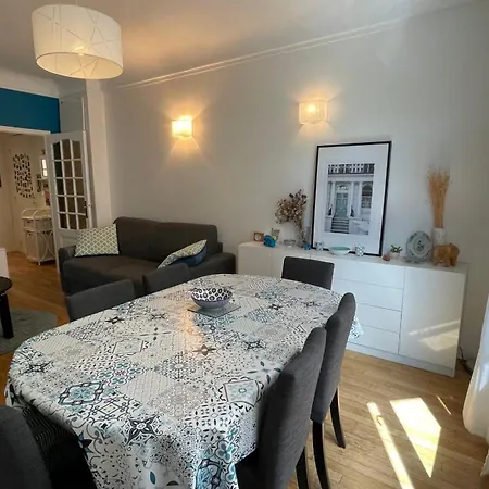 Spacious Family Nest Facing Square Des épinette *