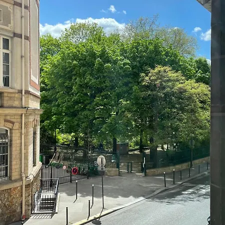 Spacious Family Nest Facing Square Des épinette
