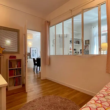 Spacious Family Nest Facing Square Des épinette Appartamento Parigi